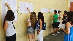 Μαθητές κοιτάνε τις βαθμολογίες από τα μαθήματα