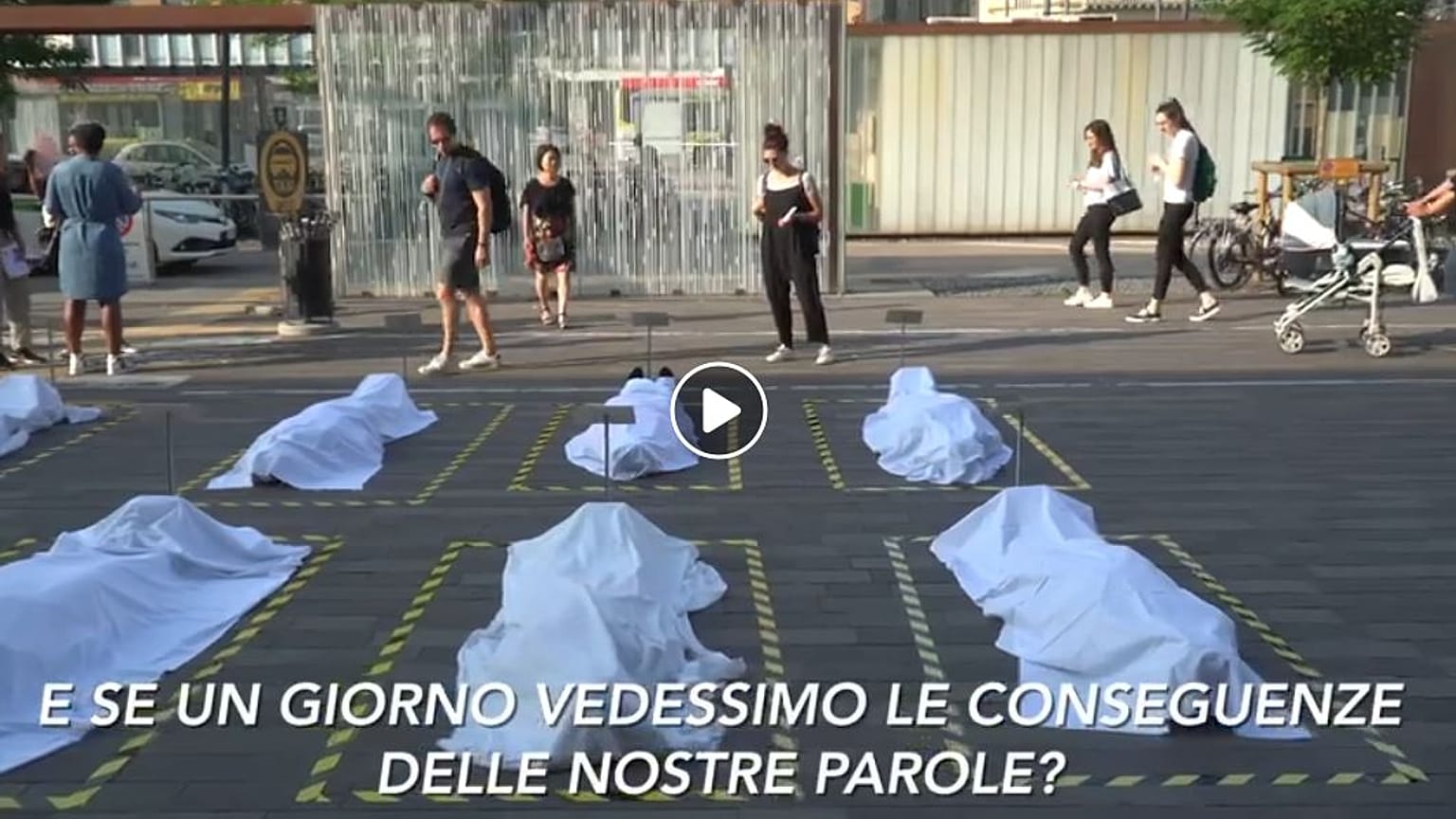 L'installazione dei manichini-cadaveri non parla di migranti, ma di linguaggio - e quindi di noi