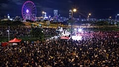 Hong Kong’ta binlerce gösterici 'Şimdi Demokrasi' sloganları attı