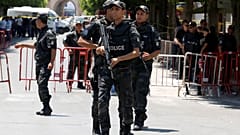 عناصر من الشرطة التونسية بالقرب من مكان وقع أحد التفجيرين في العاصمة 