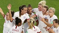 England schlägt Norwegen, Beckham undTochter jubeln
