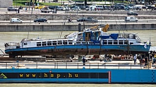 Hajós szertartással vesznek végső búcsút a Hableány matrózától és kapitányától