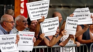 Kormányzati korrupció ellen tüntetők Máltán június 14-én