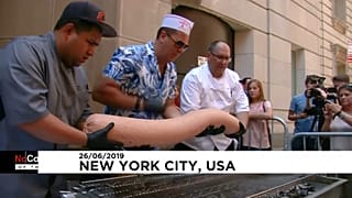 New York'da hot dog rekorundan Kim Jong Un ve Trump'ın el ele yürüyüşüne haftanın videoları