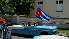 Turistas passeiam por Havana num dos carros clássicos d cidade