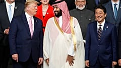 ولي العهد السعودي إلى جانب ترامب وشيزو آبي 