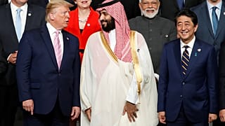 ولي العهد السعودي إلى جانب ترامب وشيزو آبي 