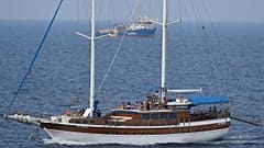 Veleiro com turistas a navegar ao largo de Lampedusa não muito longe do barco de socorro a migrantes