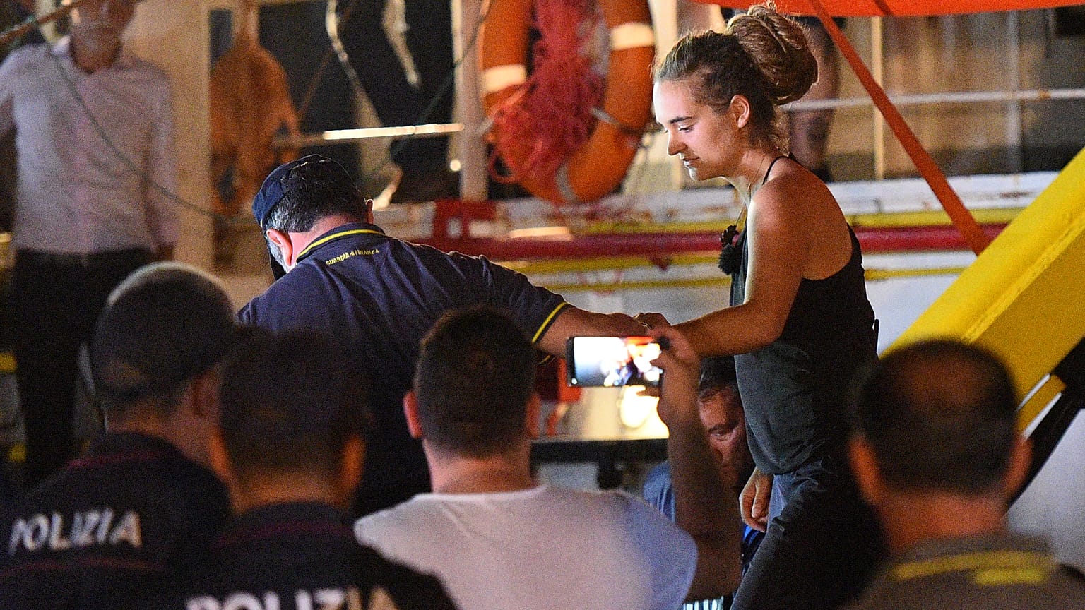 Mültecileri kurtardıktan sonra tutuklanan kaptan Racekete: Polis botunu sıkıştırdığım için pişmanım