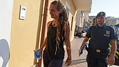 Kurtardığı göçmenleri savaş gemilerine karşın kıyıya ulaştıran Alman kaptan İtalya'da tutuklandı