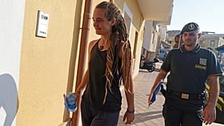 Kurtardığı göçmenleri savaş gemilerine karşın kıyıya ulaştıran Alman kaptan İtalya'da tutuklandı