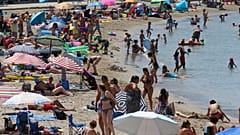 В дни летней жары в конце июня жители Марселя пришли охладиться к морю