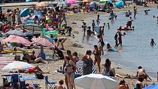 В дни летней жары в конце июня жители Марселя пришли охладиться к морю