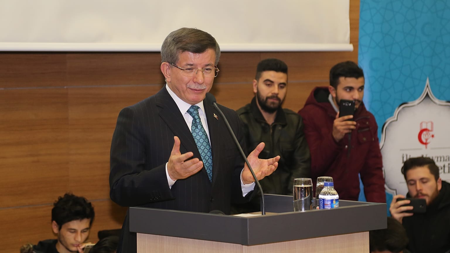 Eski başbakanlardan Ahmet Davutoğlu