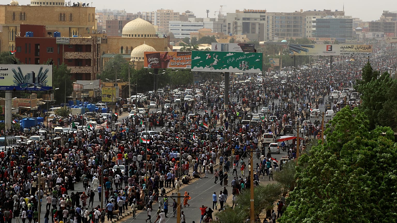 محتجون سودانيون يتوجهون إلى وزارة الدفاع بالعاصمة الخرطوم. 30 حزيران/2019