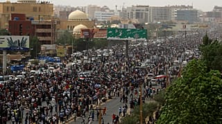 محتجون سودانيون يتوجهون إلى وزارة الدفاع بالعاصمة الخرطوم. 30 حزيران/2019