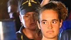 Carola Rackete escoltada pela polícia após ser detida a bordo do "Sea Watch 3"