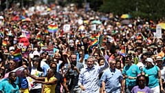 New York ricorda Stonewall: milioni di persone al corteo Lgbt