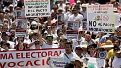 "Fuera AMLO", piden miles de mexicanos un año después de su victoria