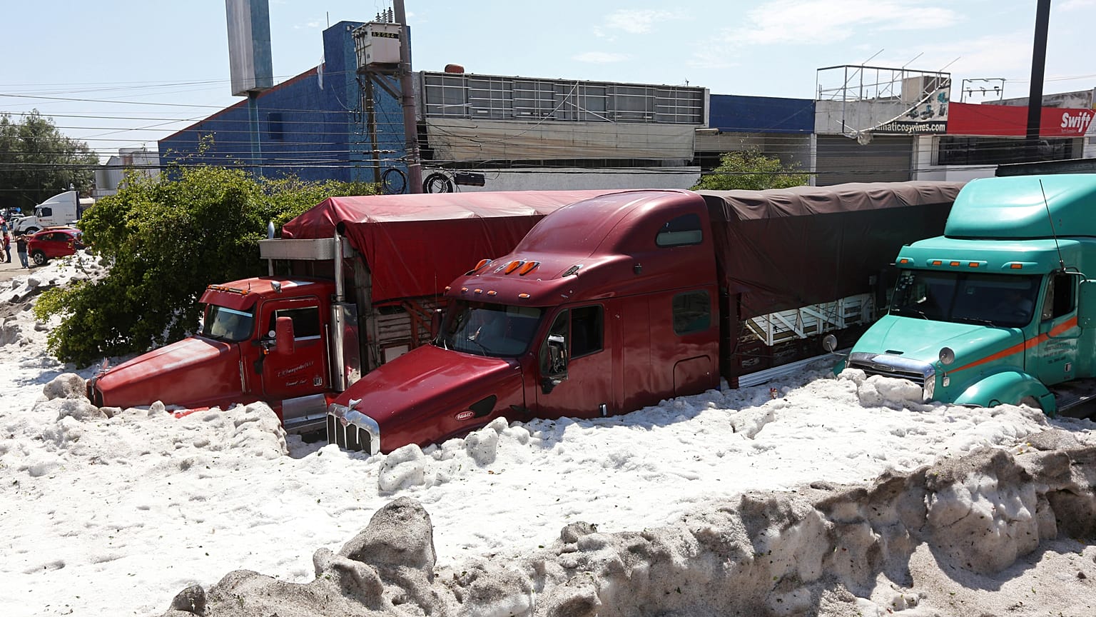 Glace à volonté au Mexique ! 2 mètres de grêle dans les rues de Guadalajara