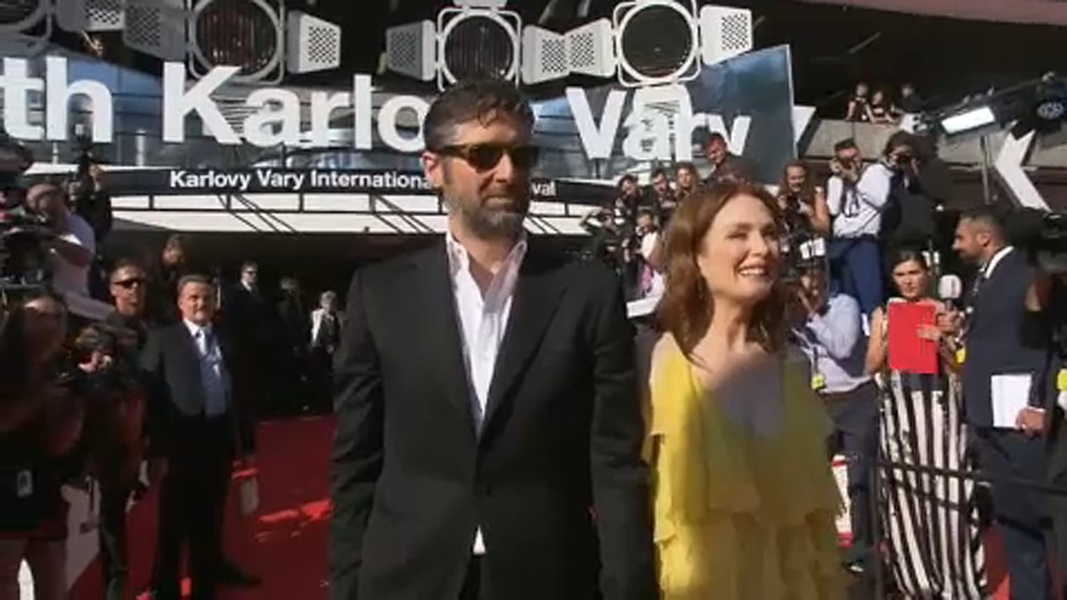 Julianne Moore premiata al Karlovy Vary