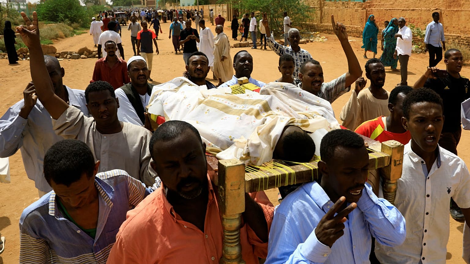 تجمع صدها سودانی معترض در کرانه رود نیل در اعتراض به قتل ۳ مرد جوان