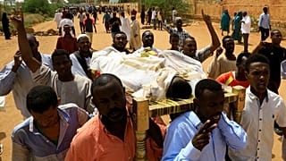 تجمع صدها سودانی معترض در کرانه رود نیل در اعتراض به قتل ۳ مرد جوان