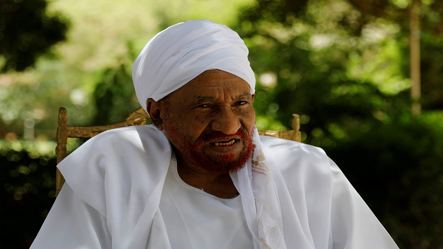 زعيم المعارضة السودانية الصادق المهدي في صورة من خلال مقابلة مع رويترز في الخرطوم يوم 25 أبريل نيسان 2019. تصوير: أوميت بكطاش - رويترز