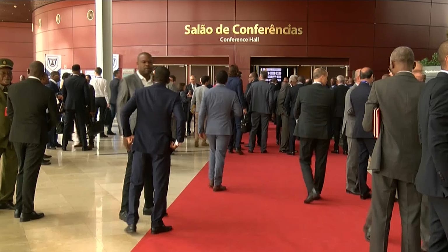 Entrada em vigor do IVA adiada de julho para outubro