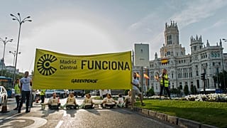 Protesta a favor de Madrid Central en calle Alcalá.