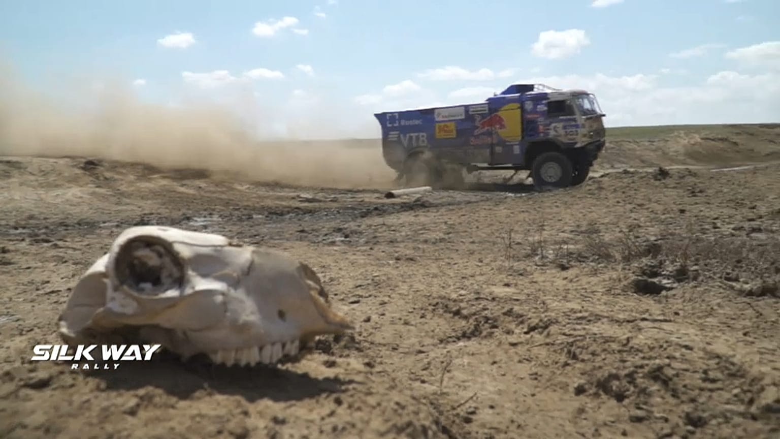 Comienza el espectáculo del Silk Way Rally