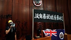 Tags, banderoles, et même un drapeau de Hong Kong période britannique au perchoir du parlement 