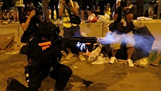 Hong Kong polisi göstericilere müdahale etti