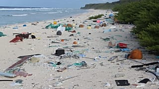 Szeméthalom, egy lakatlan szigeten a  Csendes-óceánban 