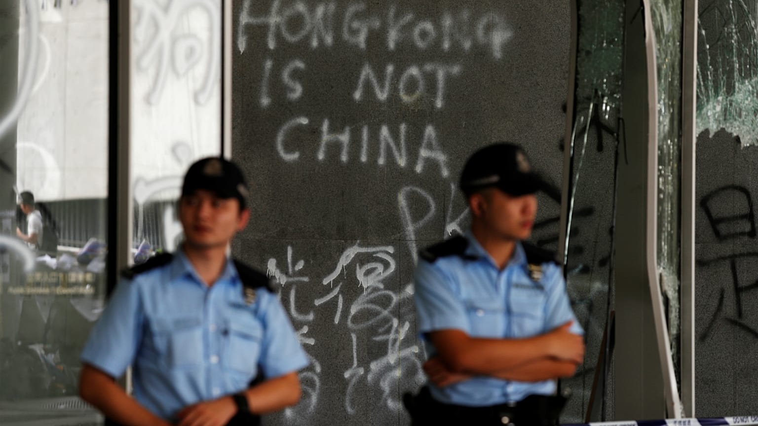 Hong Kong lideri meclisi basan göstericileri kınadı, polis parlamentonun kontrolünü geri aldı