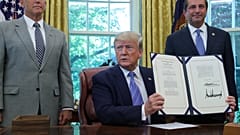 Trump firma 4.600 millones para la frontera y anuncia redadas masivas