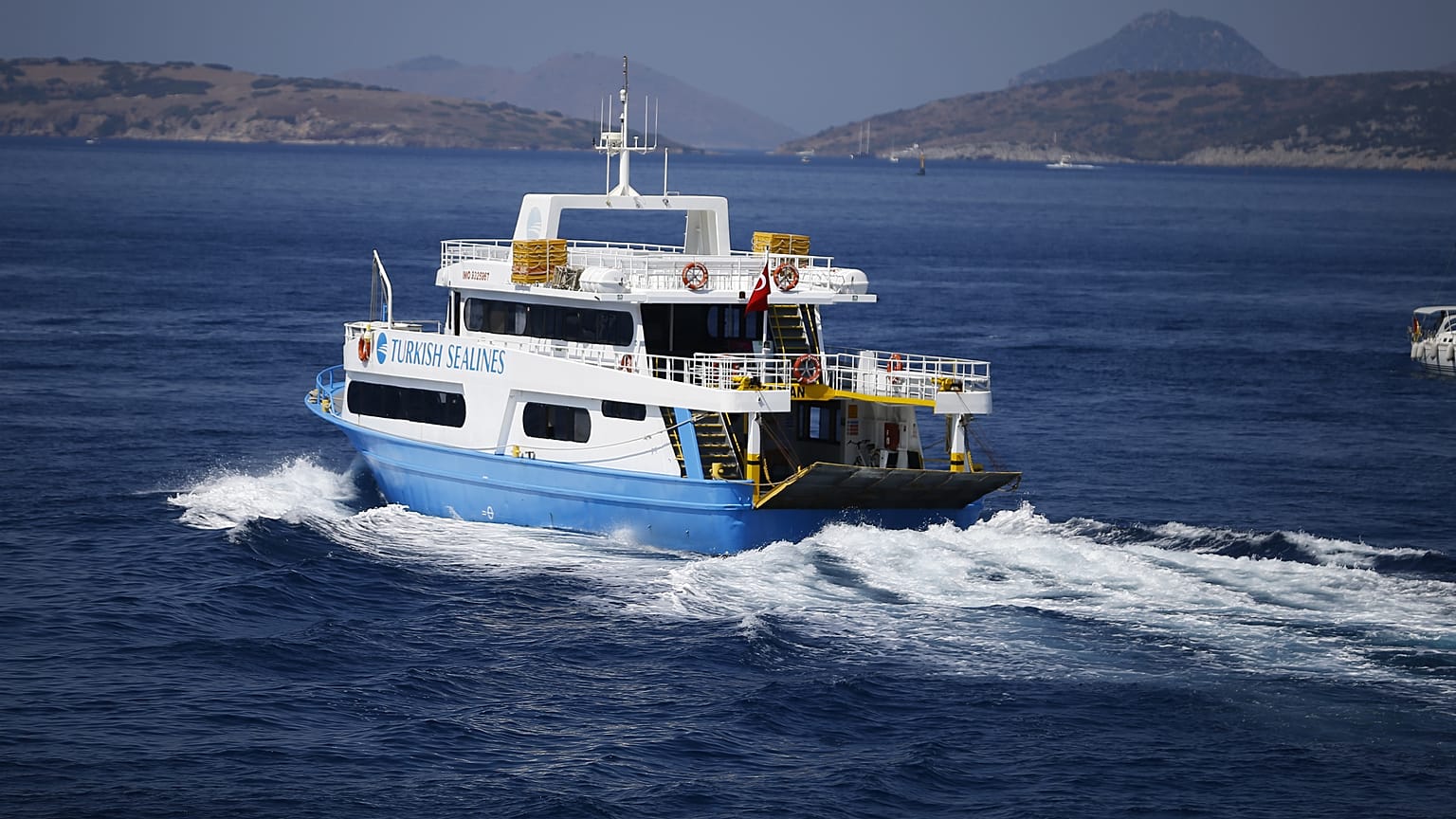 Yunanistan ana karası ile Türkiye feribotla birbirine bağlandı