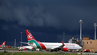 Blinder Passagier stürzt aus Flugzeug und verfehlt Sonnenbader knapp
