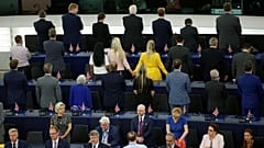 Strasburgo, milkshake gigante per Farage e protesta Brexit Party durante l'inno Ue