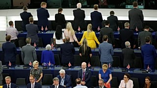 Los eurodiputados del Partido Brexit dan la espalda al himno de la UE