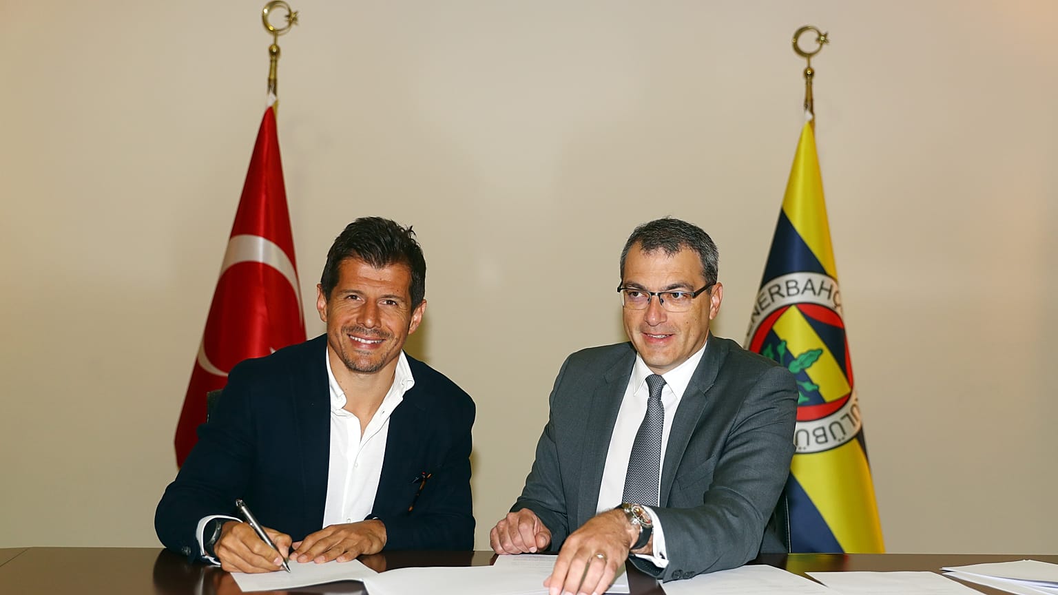 Fenerbahçe, eski futbolcusu Emre Belözoğlu (solda) ile sözleşme imzaladı.