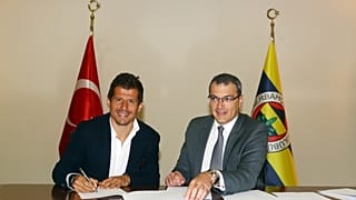 Fenerbahçe, eski futbolcusu Emre Belözoğlu (solda) ile sözleşme imzaladı.