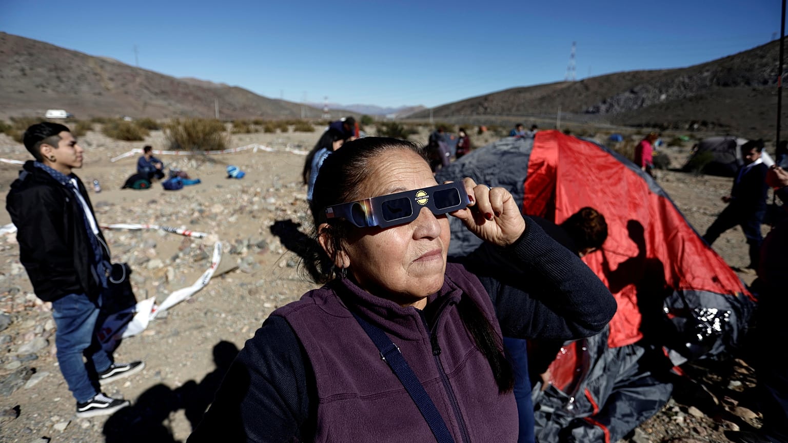 Chile y Argentina disfrutarán de un inusual eclipse solar que atrae a miles de curiosos
