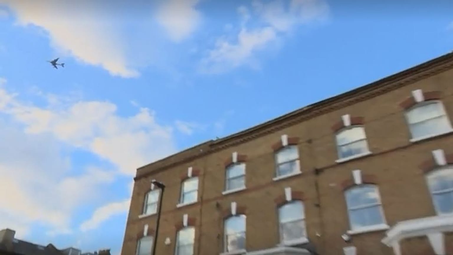 Uçağın iniş takımlarına saklanan kaçak yolcu Londra'da bir evin bahçesine düştü