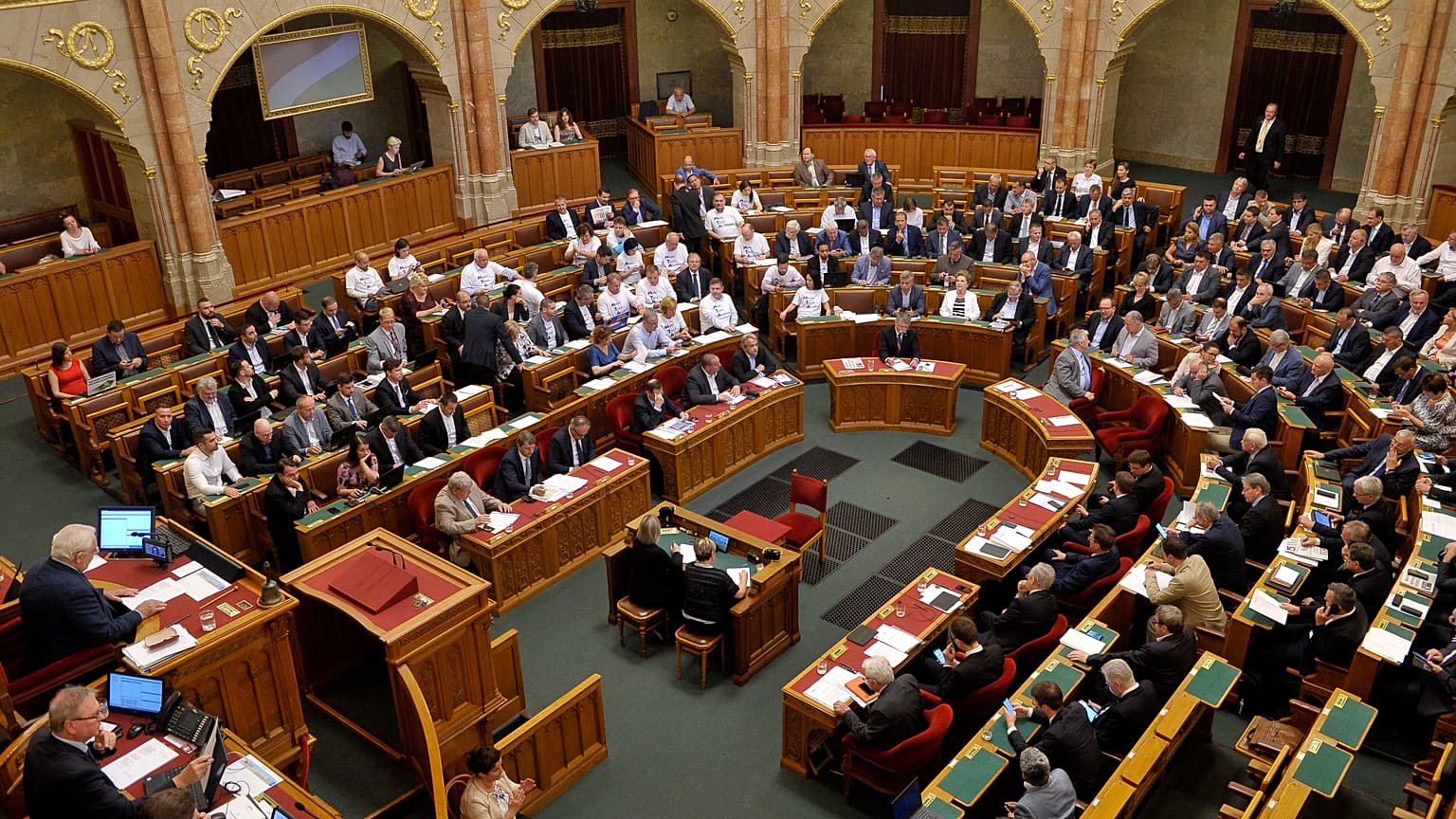 Megszavazták az MTA átalakítását – a magyar tudományosság gyásznapja a mai a DK szerint