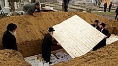 حاخامات من الولايات المتحدة وإنجلترا يحضرون لدفن رفات عشرات اليهود في لاسي الرومانية 