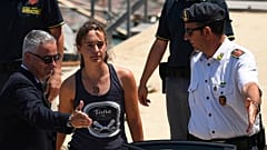 Carola libera, Salvini attacca