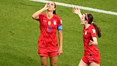 Alex Morgan festeggia il gol mimando il gesto di prendere un buon thè (inglese). 
