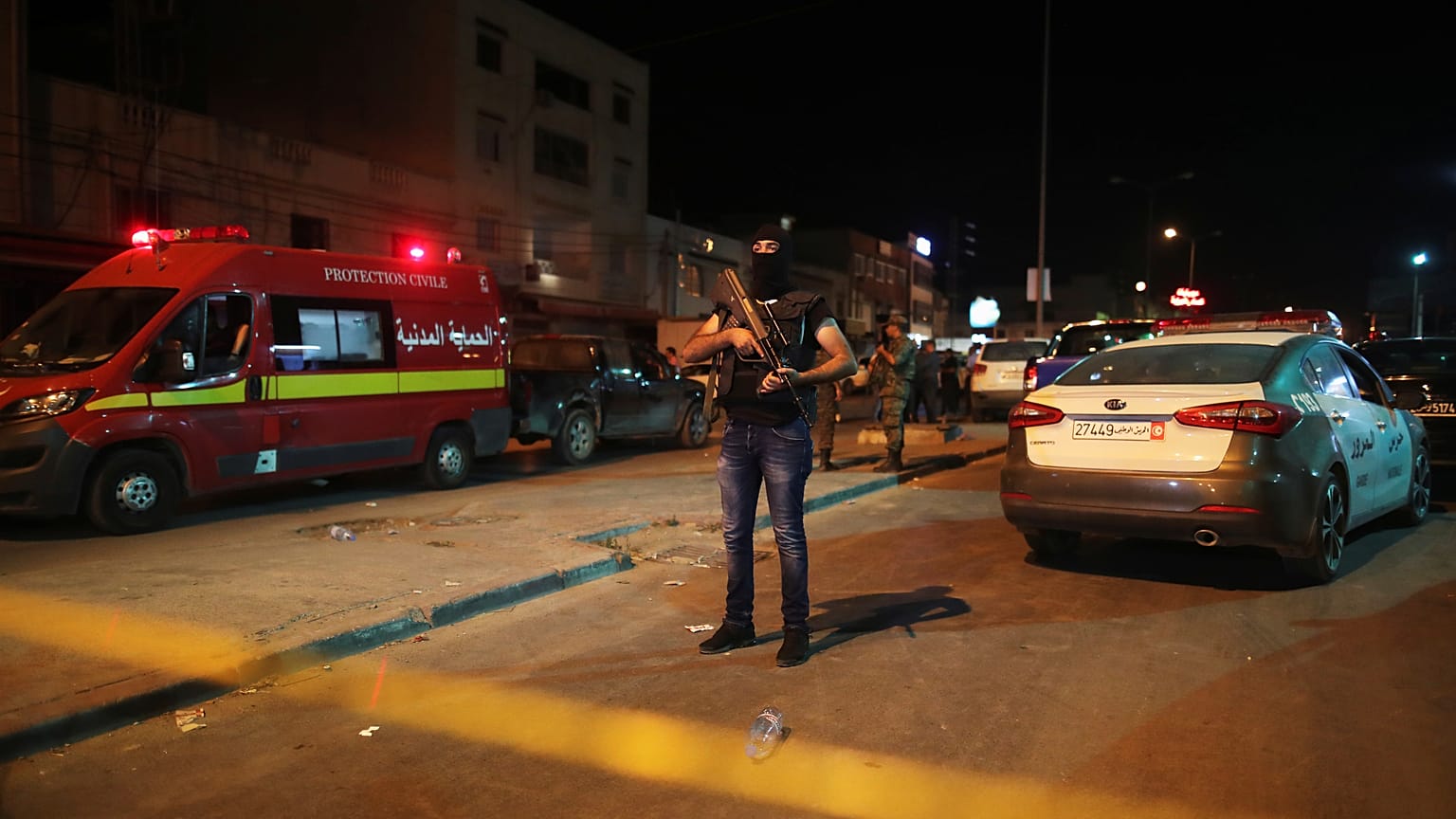 متشدد مطلوب يفجر نفسه بعد أن حاصرته الشرطة في العاصمة التونسية