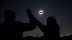 Die besten Bilder der totalen Sonnenfinsternis 